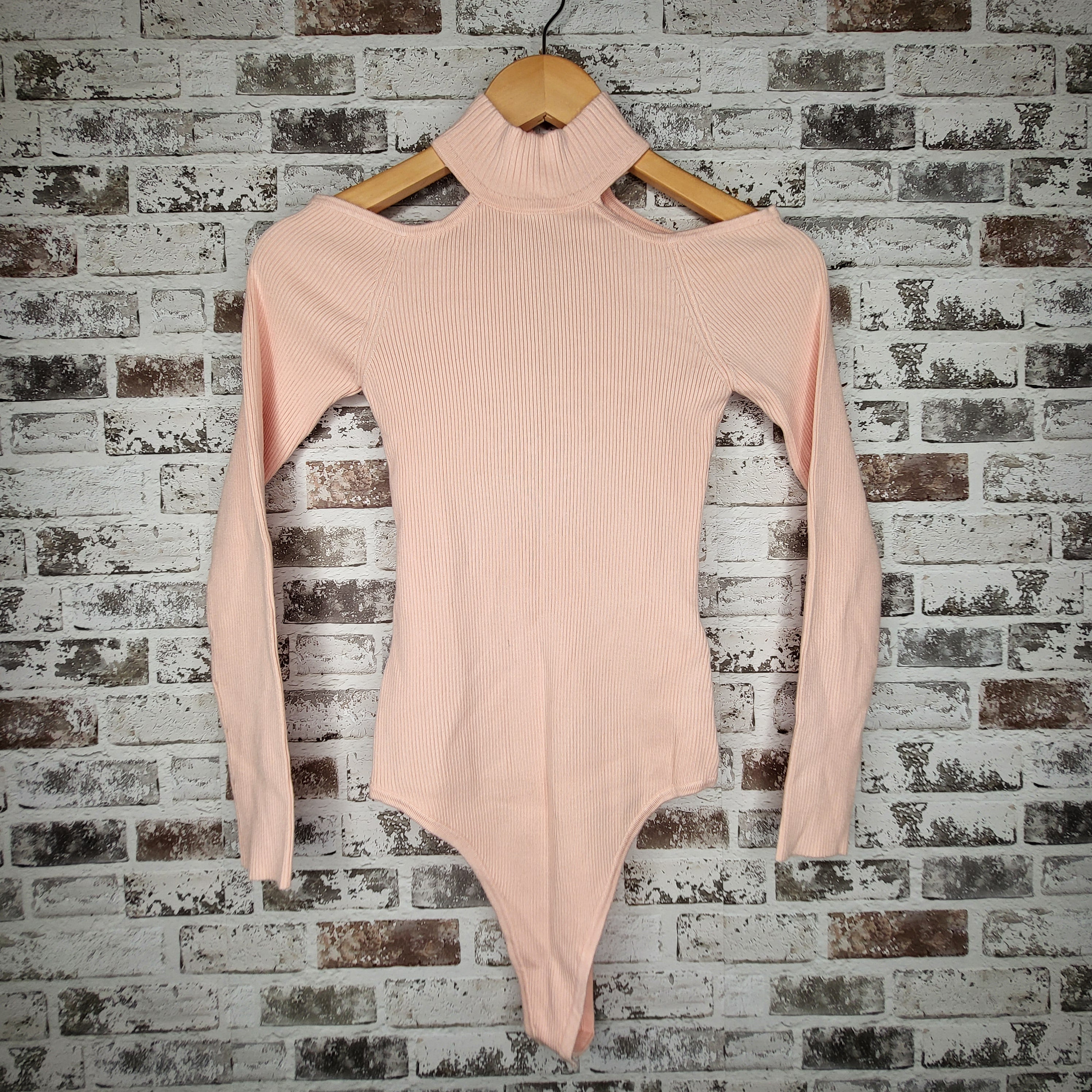 GUESS light pink cold-shoulder ribbed bodysuit (Women's Size S)