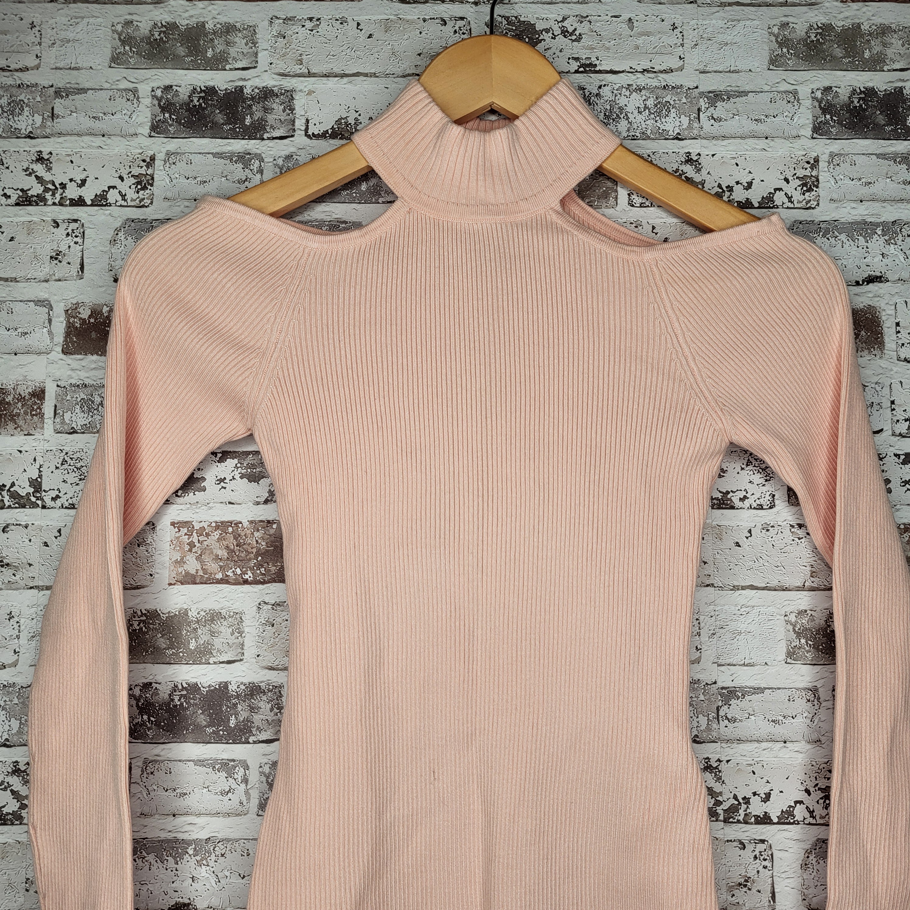 GUESS light pink cold-shoulder ribbed bodysuit (Women's Size S)
