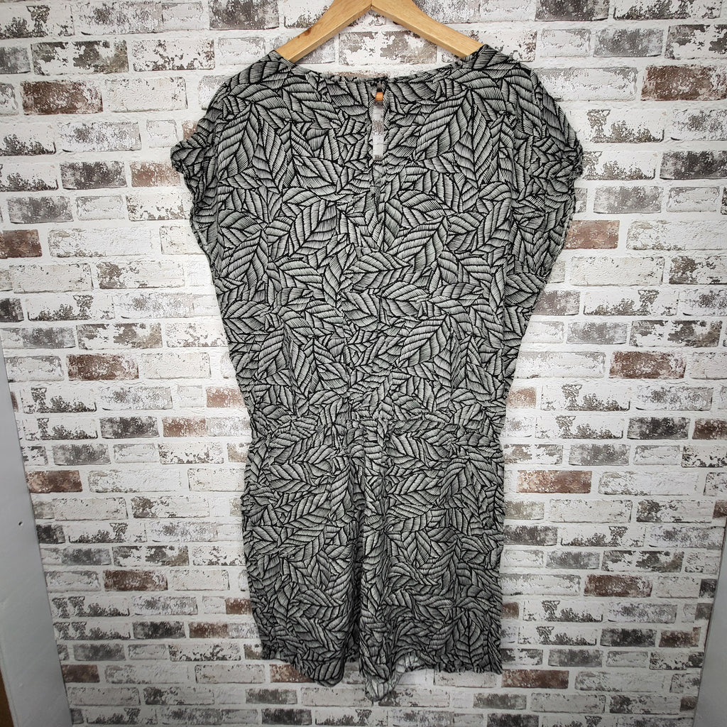 NEW Gap Black & White Leaf Print Ruched Waist Dress (Women's Size M)
