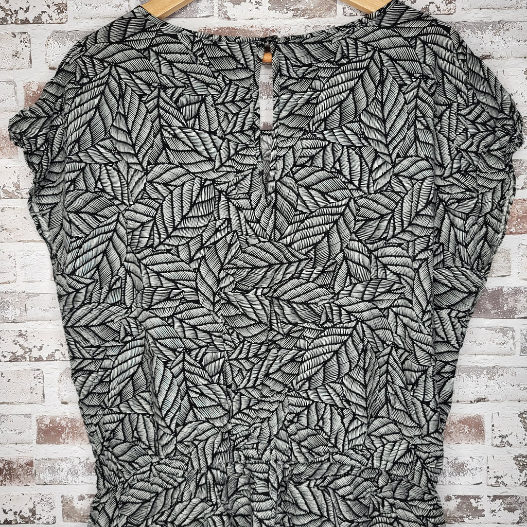 NEW Gap Black & White Leaf Print Ruched Waist Dress (Women's Size M)