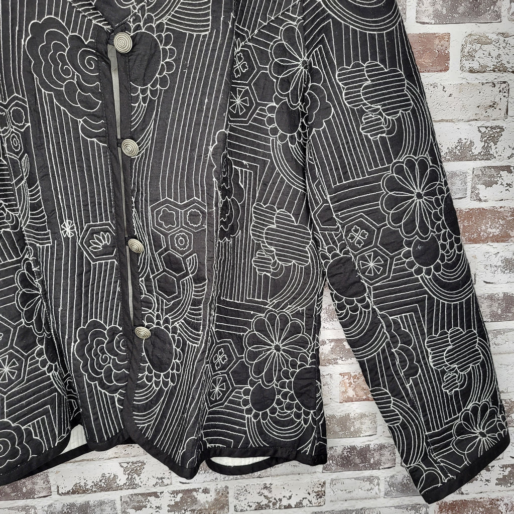 Attitude Black & White Sashiko Floral Quilted Jacket (Women's Size XL)