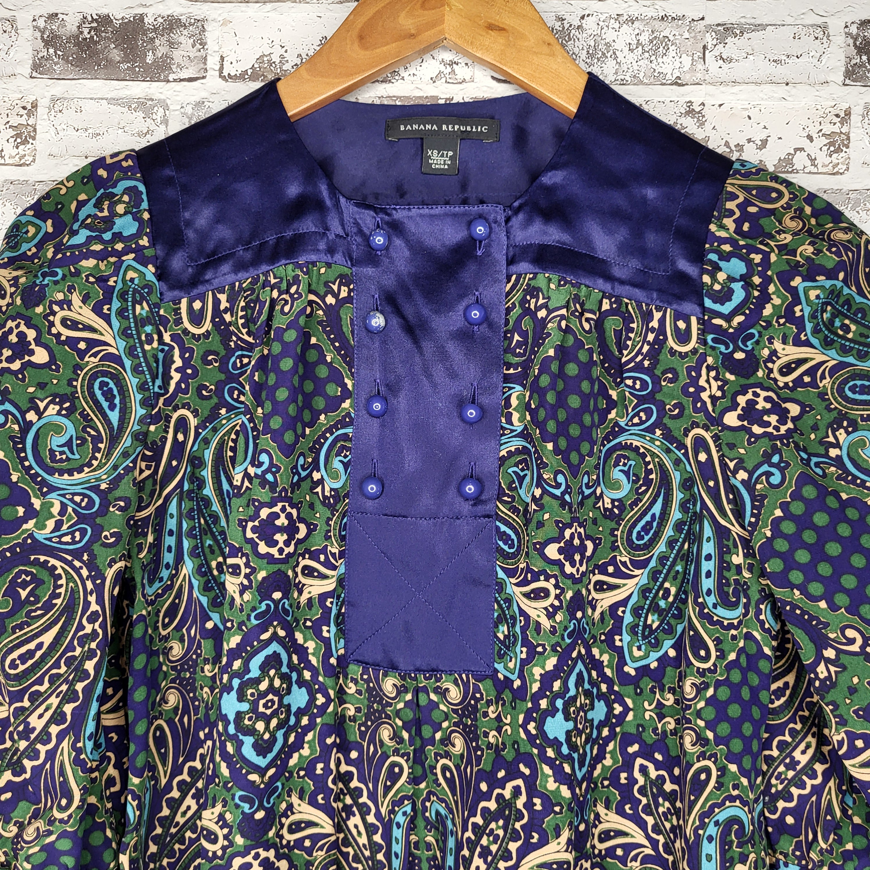 Banana Republic blue green paisley silk blouse (Women's Size XS)